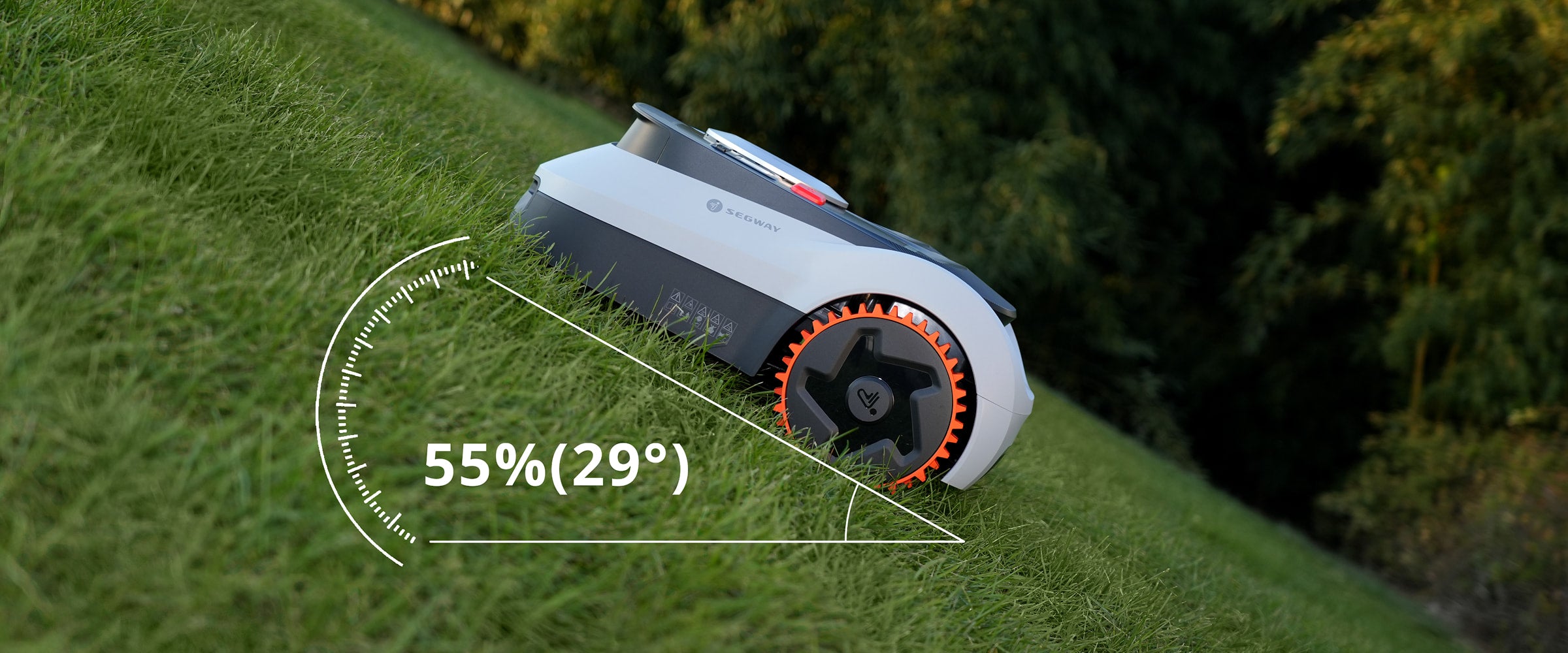Segway Navimow Mähroboter mäht einen sehr steilen grünen Grashang mühelos.