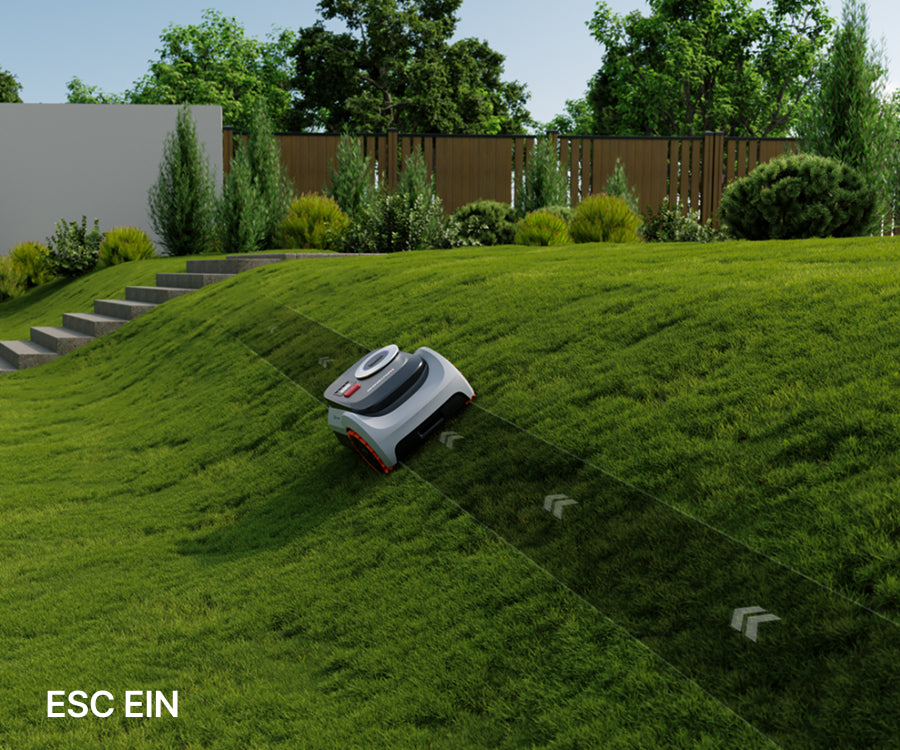 Navimow i105 Mähroboter mäht einen steilen Grashang in diesem Garten.