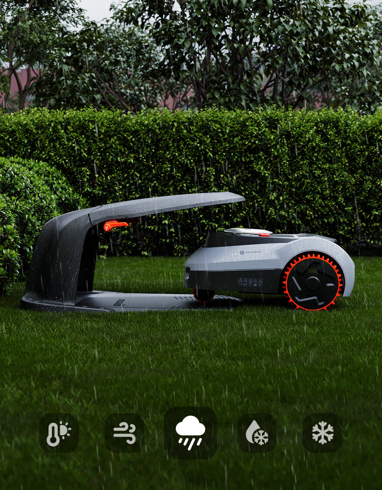 Segway Navimow Mähroboter steht geschützt bei Regen unter seiner Garage.