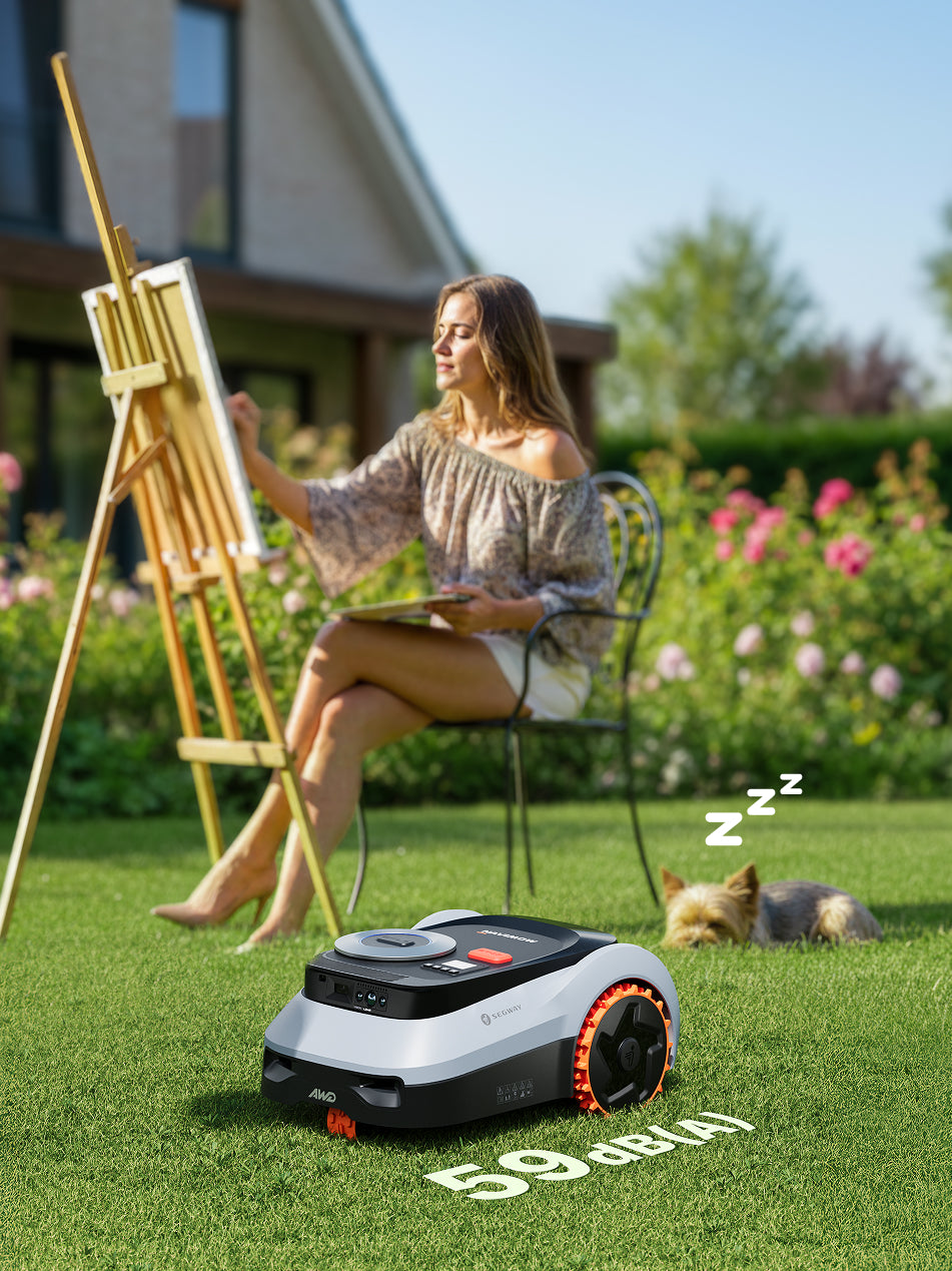 Segway Navimow i105E Mähroboter im Garten während eine Frau malt.