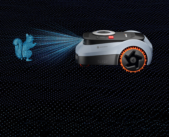 Segway Navimow Mähroboter erkennt ein blaues Eichhörnchen in der Nacht.