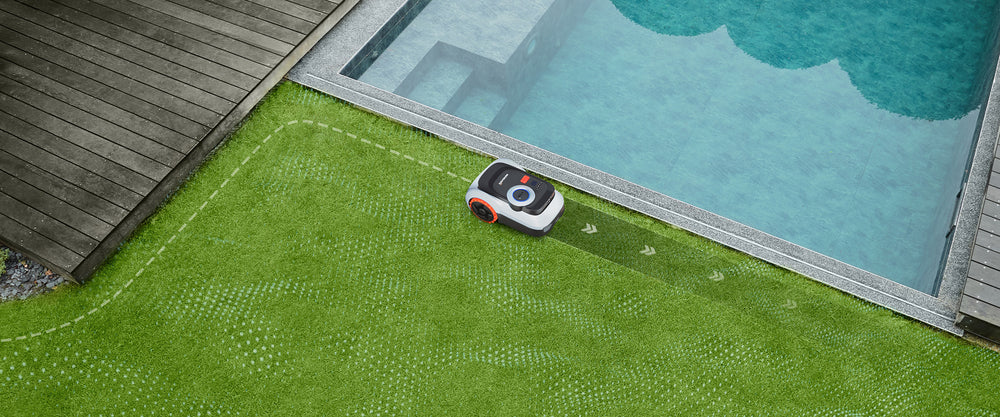 Navimow i105E Mähroboter mäht den Rasen am Pool ganz präzise.