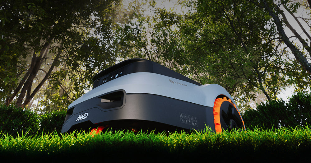 Segway Navimow Mähroboter mäht den Rasen in einem grünen Garten.