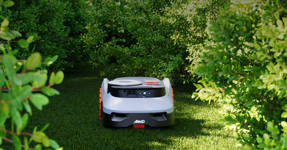 Mammotion Luba 2 AWD Mähroboter steht auf einem grünen Rasen.