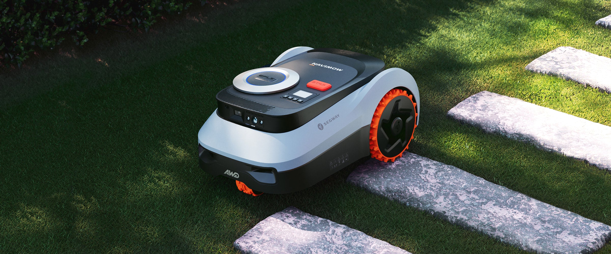 Segway Navimow AWD Mähroboter fährt über Gehwegplatten auf grünem Rasen.