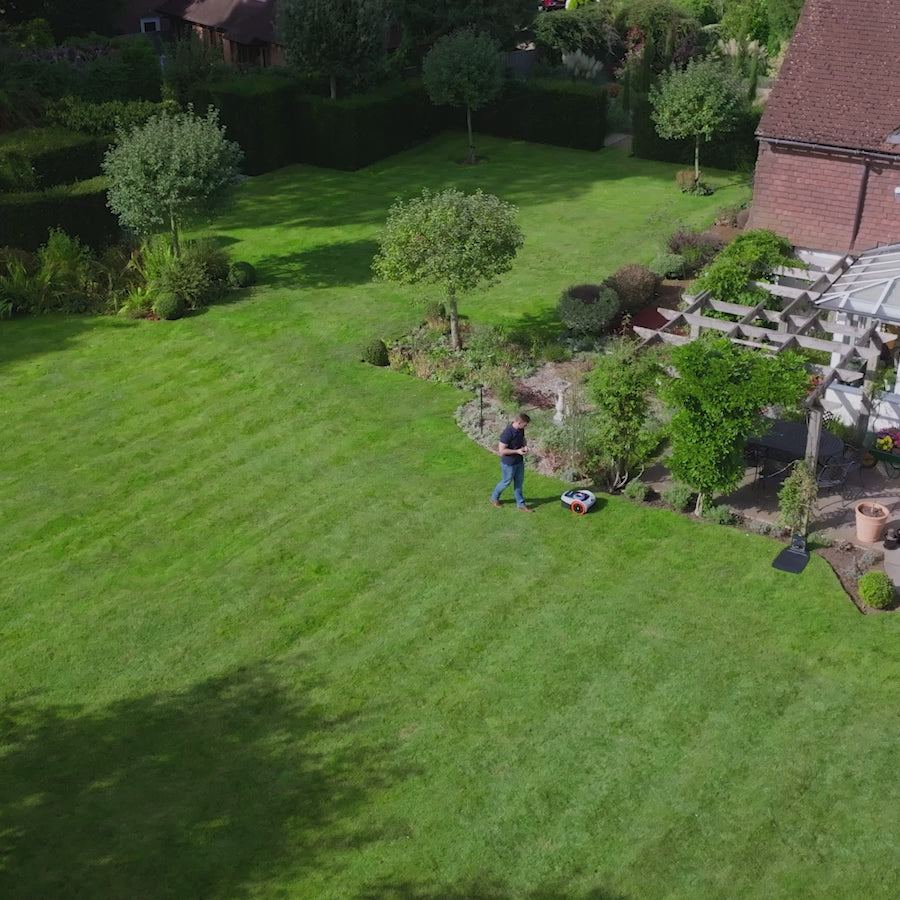 Video laden: <p>Entdecken Sie mit unserem erweiterten Antennenstandortfinder den perfekten Platz für Ihre Ladestation und Ihren Antennensockel. Erhalten Sie maßgeschneiderte Empfehlungen für eine optimale Installation, die einen schnellen, reibungslosen und überraschend effizienten Start Ihrer Navimow-Rasenpflege gewährleisten.<br/><br/></p>