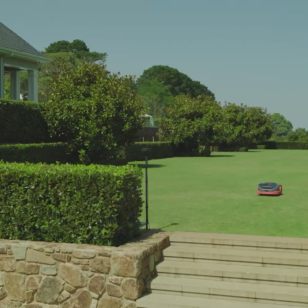 Video laden: <p>Unterstützt duale RTK-Signale³ mit einem Upgrade auf Dreifrequenzbeobachtung für erweiterte Abdeckung und unschlagbare Stabilität unter schwierigen Bedingungen und ist damit die perfekte Lösung für Vorgärten und Hinterhöfe.</p>