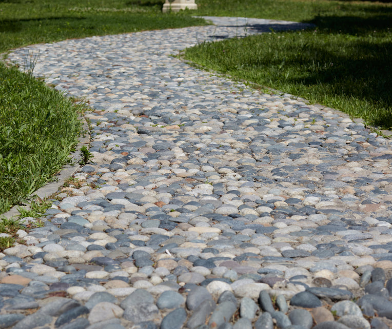 Schwierige Rasenkanten an Schotterwegen